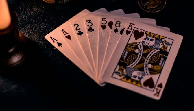 Layar aplikasi home bet menampilkan studio meja roulette langsung dengan dealer nyata dan panel taruhan interaktif di smartphone